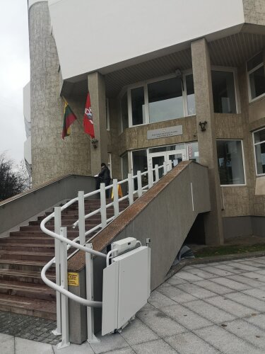 Panevėžio apylinkės teismo Panevėžio rūmuose – keltuvas neįgaliesiems 