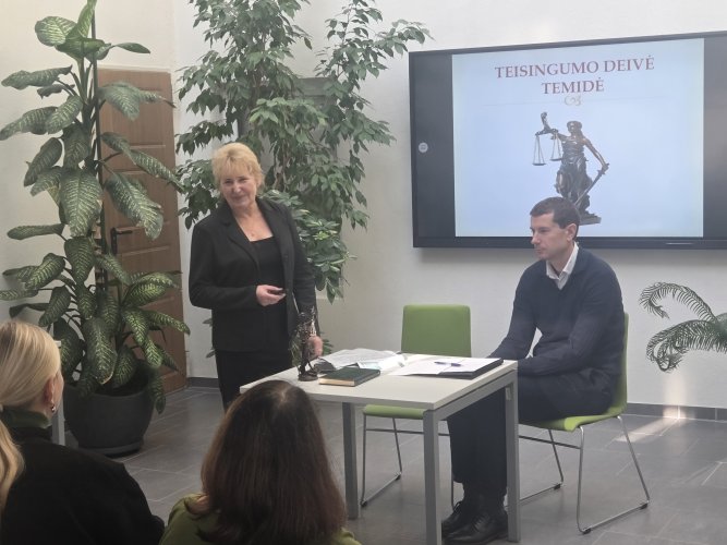 Pasvalio senjorams apie teismų veiklą